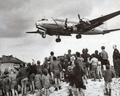 Rosinenbomber versorgen die Westberliner Bevölkerung über die "Luftbrücke"