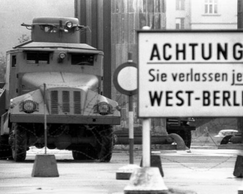 Die Grenze des geteilten Berlins (seit 1949) war bis 1990 das Symbol der bipolaren Welt