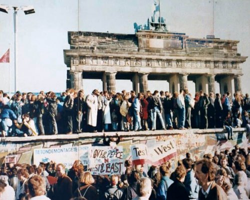 Menschen auf der Berliner Mauer 1989