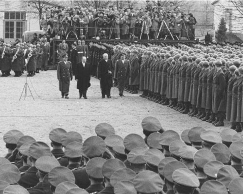 Nach Unterzeichnung der Pariser Verträge erhielt die BRD im Jahr 1955 die Souveränität zurück. Gleichzeitig erfolgte mit der neugegründeten Bundeswehr die Wiederbewaffnung