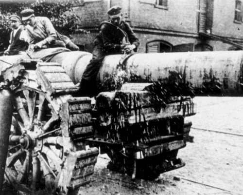 Aufgrund der Bedingungen des "Versailler Vertrags" musste Deutschland schwere Waffen abrüsten und sein Militär auf 100.000 Mann reduzieren