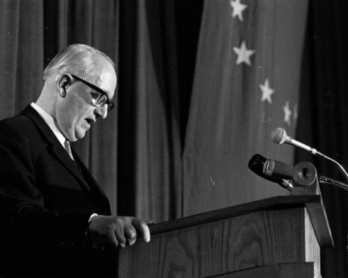 Mit der von Außenminister Walter Hallstein verkündeten "Hallstein-Doktrin" (1955) drohte die BRD denjenigen Staaten, die die DDR völkerrechtlich als Staat anerkannten, mit dem Abbruch diplomatischer Beziehungen