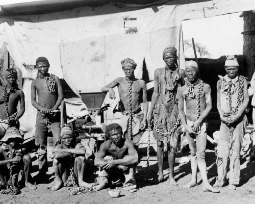 Der Völkermord an den Herero und Nama im Jahr 1904 gehört zu dem dunkelsten Kapitel der deutschen Kolonialgeschichte. Im Jahr 1915 hatte das Deutsche Reich schließlich alle Kolonien in Afrika wieder verloren