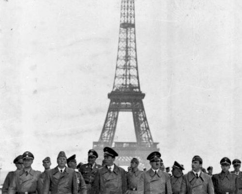 Hitler vor dem Eifelturm Paris
