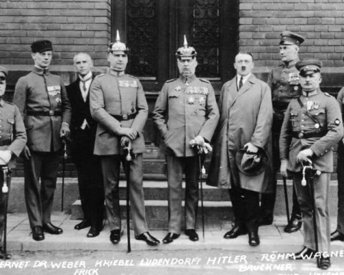 Der verhaftete Adolf Hitler vor Beginn seines "Hochverratsprozess" im Jahr 1924