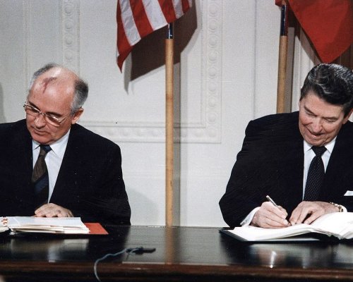 Im Jahr 1987 einigten sich Michail Gorbatschow (Sowjetunion) und Ronald Reagan (USA) im INF-Vertrag auf eine allgemeine Abrüstung