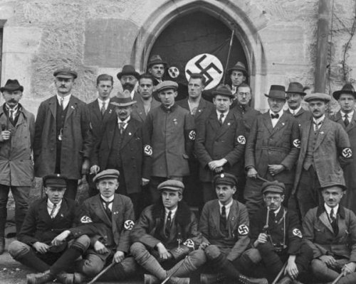 Die NSDAP erhielt seit der Weltwirtschaftskrise 1929 immer mehr Zulauf und entwickelte sich bis 1932 zur stärksten politischen Kraft im Reichstag