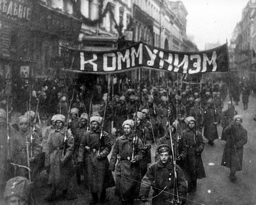 Seit der Oktoberrevolution der Bolschewiki (1917) entwickelte sich Russland (seit 1922 Sowjetunion) zu einem sozialistischen Staat. Nach 1945 stieg die Sowjetunion zur Supermacht auf