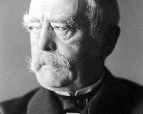 Reichskanzler Otto von Bismarck erließ als Reaktion auf die Forderungen der Arbeiterschaft in den 1880er Jahren eine staatliche Sozialgesetzgebung