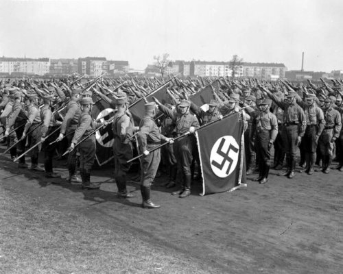 In den frühen 1930er Jahren nahm der Straßenterror der Privatarmeen (hier im Foto SA) zu. Das Vertrauen in das staatliche Gewaltmonopol ging verloren