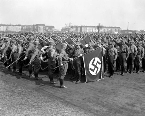 In den frühen 1930er Jahren nahm der Straßenterror der Privatarmeen (hier im Foto SA) zu. Das Vertrauen in das staatliche Gewaltmonopol ging verloren