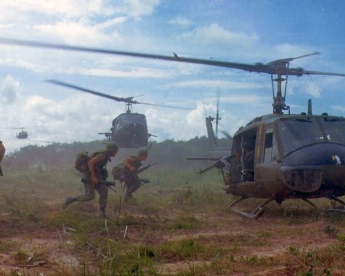 Seit 1964 beteiligten sich die USA am Vietnamkrieg. Von dort mussten sie sich aufgrund des Widerstandes der "Vietcong" im Jahr 1973 erfolglos zurückziehen