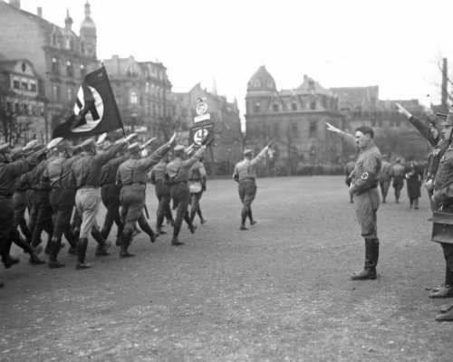 In den frühen 1930er Jahren gewannen links- und rechtsextreme Parteien (KPD und NSDAP) zunehmend an Einfluss und führten den Untergang der Weimarer Republik herbei